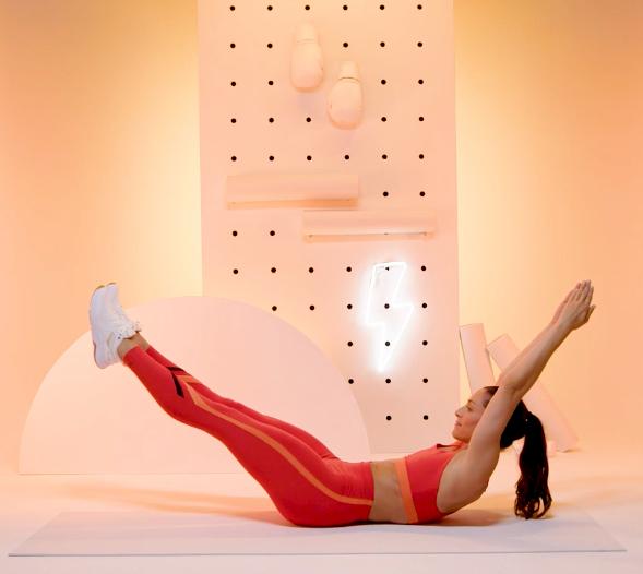 Een vrouw voert de hollow-hold-oefening uit